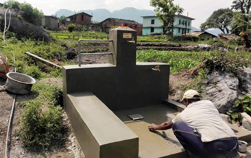 गाउँमा पहिलो पटक खानेपानी पुग्ने भएपछि धाराको पूजा गरियो